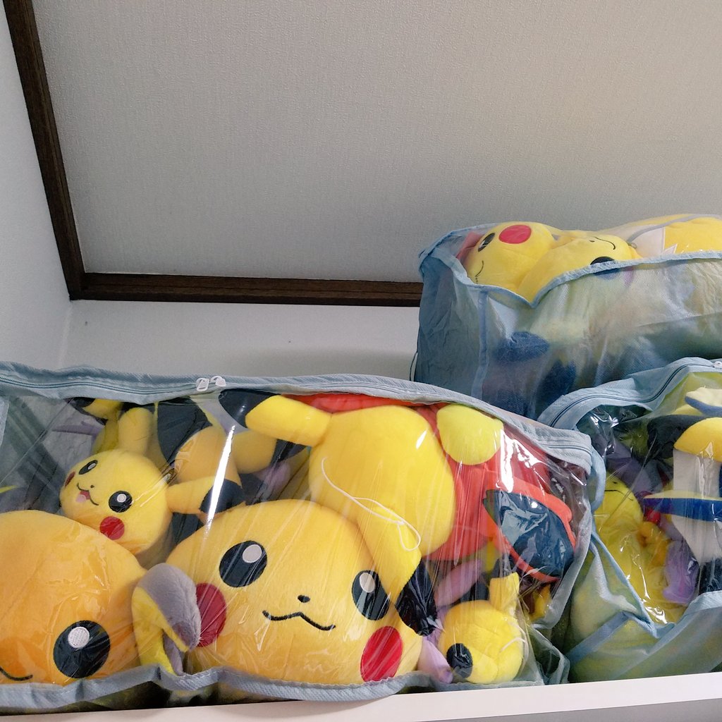 美少女戦士ゆっきたーん 百均で買った回転フック カーテンレールにつけて 普段使いしないけど見る用に飾っておきたい痛バッグなどをさげている