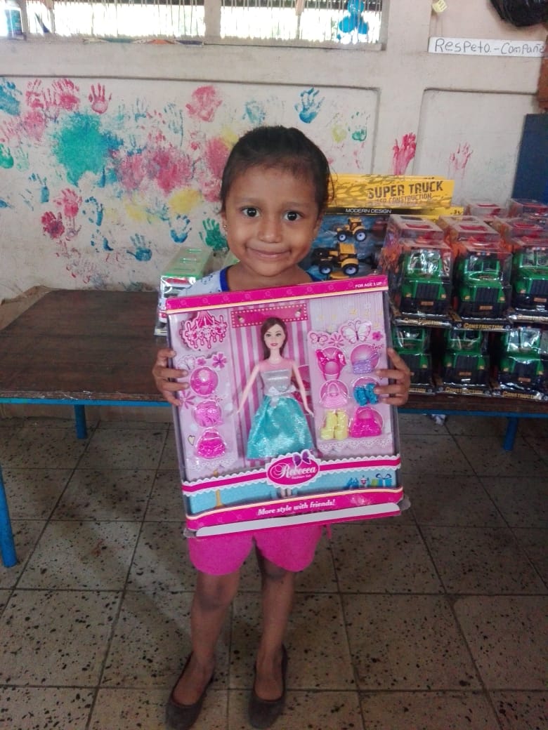RevolucionD1's tweet photo. Felicidad y prosperidad es #NicaraguaAlegríayEsperanza 
Entrega de juguetes en el Centro Comunitario Niño de Jesús, Barrio Revolución #FelizJueves que disfruten esta imagen bella #BuenosDiasATodos @alfy_1990 @taniasandinista @collvermat @DrdamesioJohn12 @el19digital https://t.co/1V42LyNMmt
