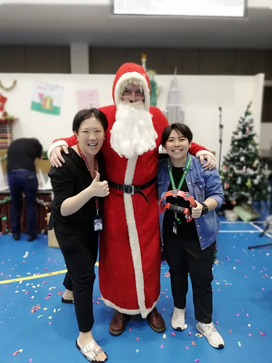 Last day of term 1, which ended with an awesome Christmas assembly. Look at how amazing is the fireplace--designed and handmade by @AnnaKok16. Cheers to <a href="/YangWkYong/">Yang Wk</a> for her hardwork till the very end and the Christmas team! Happy holidays everyone!