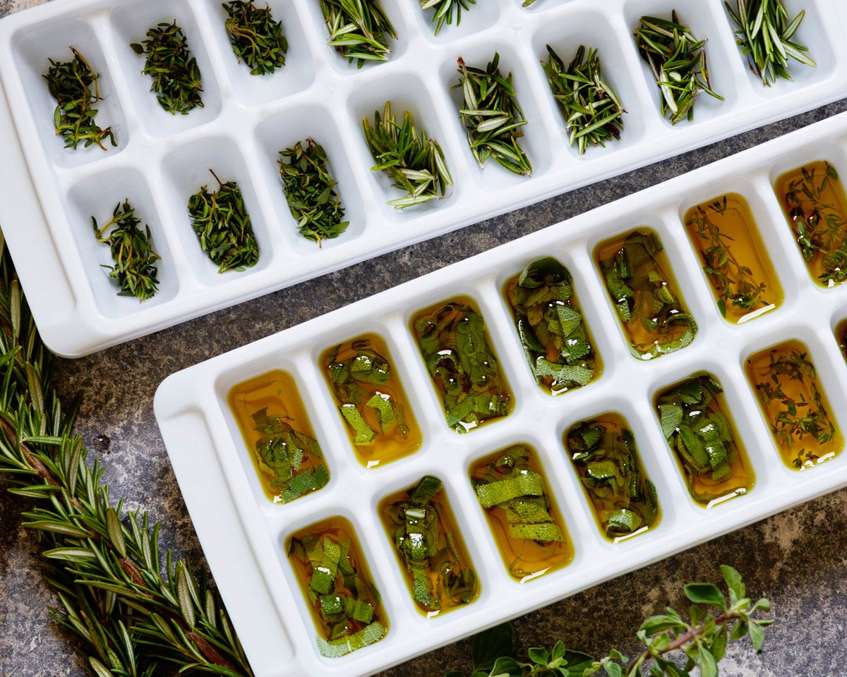 Flavor_YourLife's tweet photo. Preserving #herbs in #OliveOil is a favorite kitchen tricks—it takes almost no effort but still infuses a LOT of #flavor into a dish. https://t.co/97WOAL1qLQ https://t.co/J14YC4ROBA
