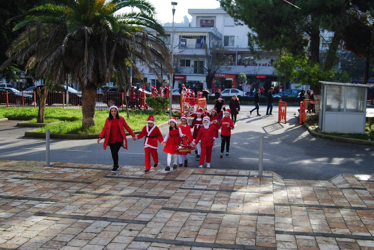 ADISA_Al's tweet image. Babagjyshët e vegjël mbërritën në ADISA Gjirokastër nga shkolla Koto Hoxhi. Me kartolina të realizuara nga vetë ata dhe me urimet më të bukura, shpresojmë që Viti i Ri 2020 të jetë një vit i mbarë për të gjithë! #Gëzuar2020