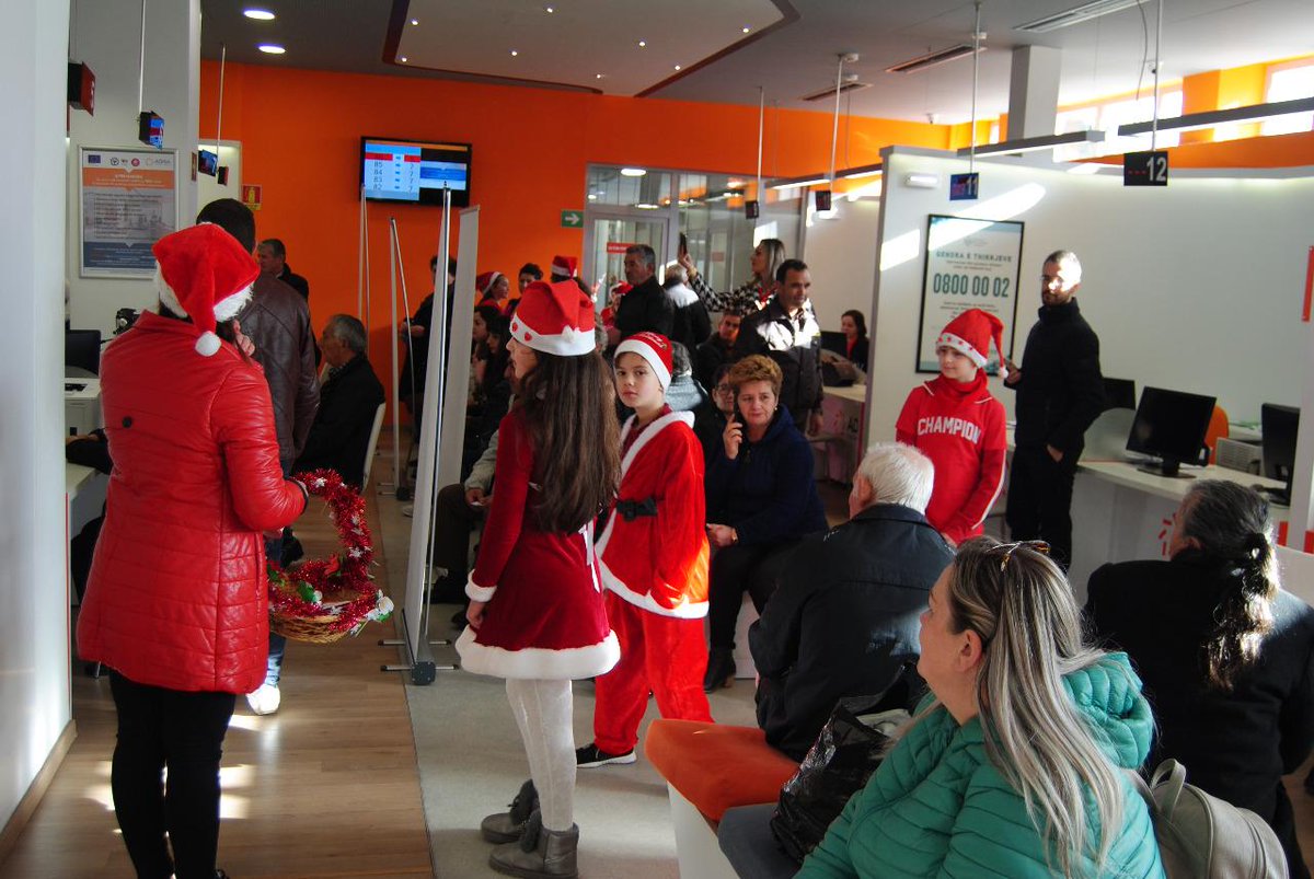 ADISA_Al's tweet image. Babagjyshët e vegjël mbërritën në ADISA Gjirokastër nga shkolla Koto Hoxhi. Me kartolina të realizuara nga vetë ata dhe me urimet më të bukura, shpresojmë që Viti i Ri 2020 të jetë një vit i mbarë për të gjithë! #Gëzuar2020