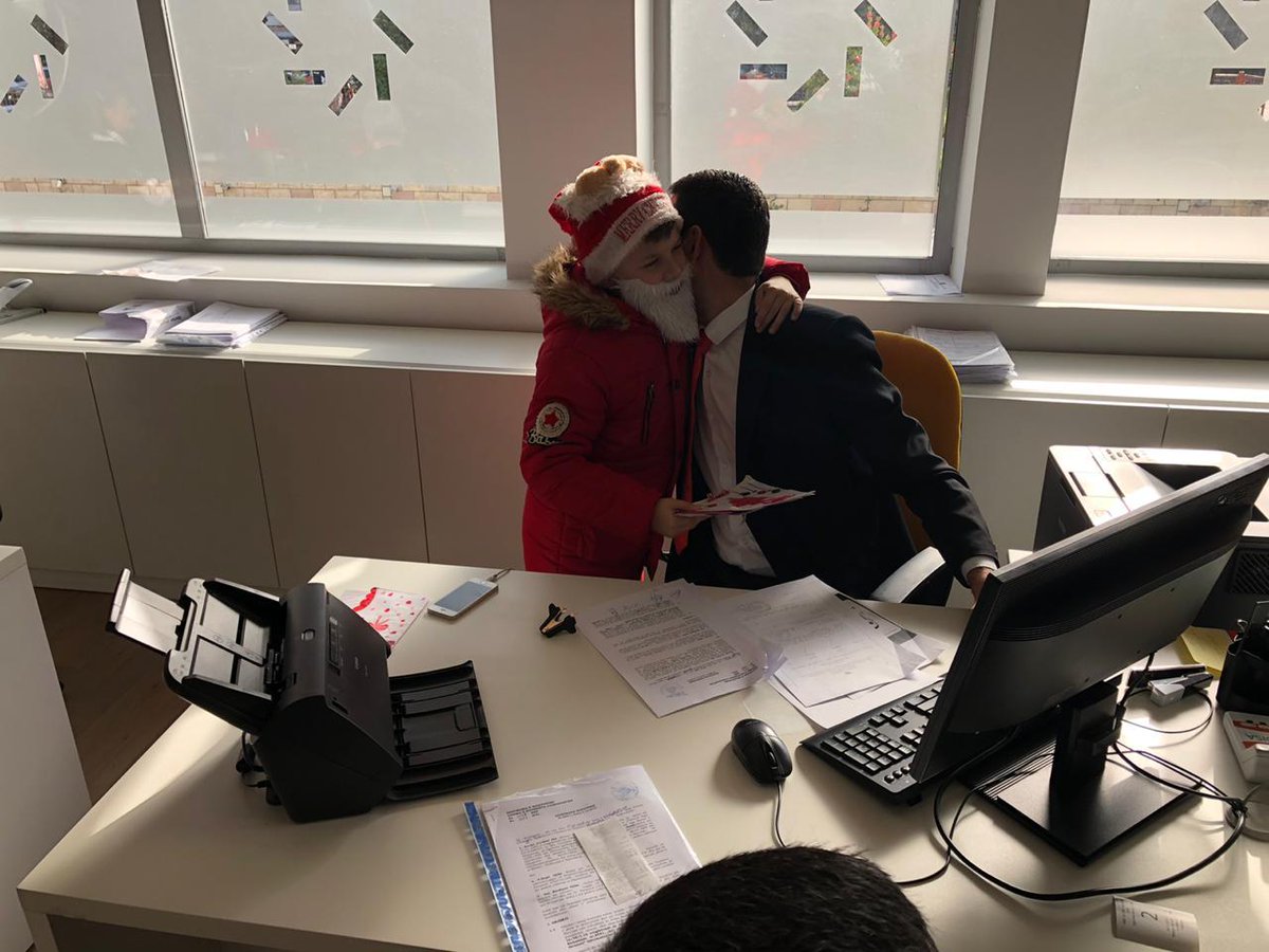 ADISA_Al's tweet image. Babagjyshët e vegjël mbërritën në ADISA Gjirokastër nga shkolla Koto Hoxhi. Me kartolina të realizuara nga vetë ata dhe me urimet më të bukura, shpresojmë që Viti i Ri 2020 të jetë një vit i mbarë për të gjithë! #Gëzuar2020