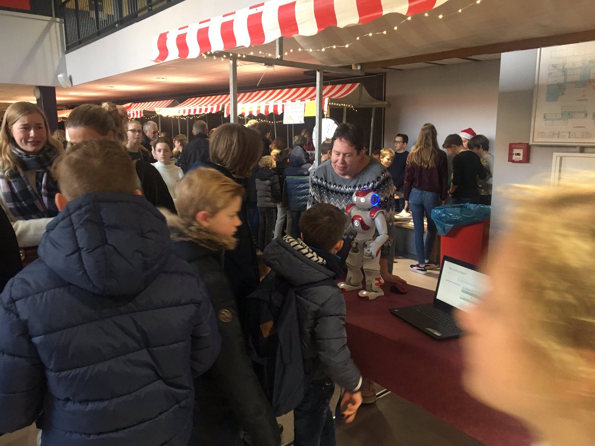 AngeliqueGroot_'s tweet photo. Met Ziggi en Marian op de kerstmarkt op het streek. De hele opbrengst gaat naar Ziggi, dat vinden wij super tof! Er is heel hard gewerkt door alle brugklassers!Bedankt namens Ziggi en @GelderseVallei https://t.co/QPz06dKhOy