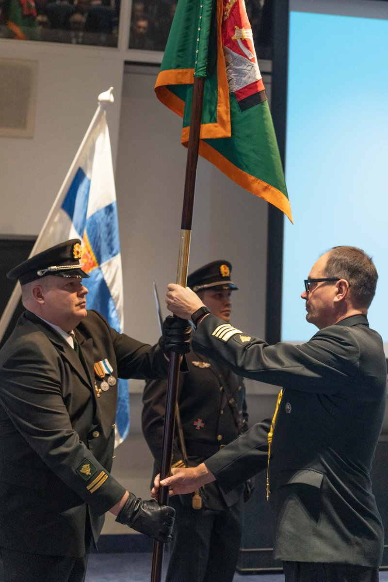 Kaakkois-Suomen rajavartiosto otti tänään käyttöönsä uuden lipun virallisessa lipunnaulaustilaisuudessa. Komentaja Ismo Kurki luovutti uuden lipun lippuvartiolle. Vanha lippu luovutetaan Sotamuseoon. #rajavartiolaitos #itäraja #rajaturvallisuus #raja100 #lipunnaulaus