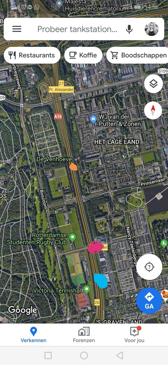 Darcyvdwerff's tweet photo. @Rijkswaterstaat Stilstaand verkeer had makkelijk voorkomen kunnen worden. Mensen zijn bij blauw stil gaan staan omdat alle matrix borden een kruis hadden. Roze was waar ze de andere 2 banen op hadden gekunt en oranje was pas de wegafzetting. En het ongeluk was nog verder 1/2 https://t.co/A0NwbarTc2
