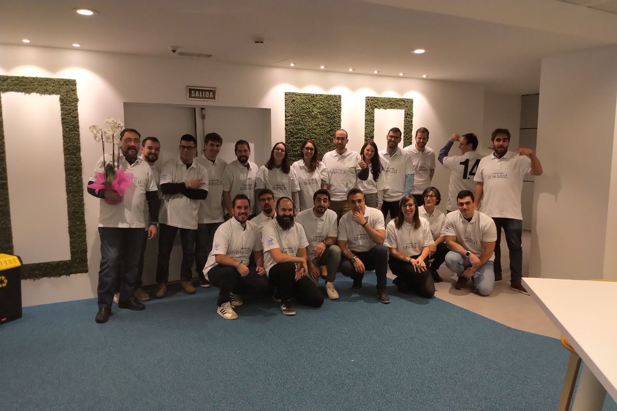 onesaitplatform's tweet photo. ¡Promocionando la Plataforma! Hoy nos han traído las camisetas de la versión 𝟭.𝟰 𝗖𝗼𝗺𝗺𝗮𝗻𝗱𝗼, y los diferentes equipos de desarrollo - Plataforma, UX, Arquitectura, etc.- han decidido posar con ellas 👕🥳 https://t.co/JbuClwQvhn