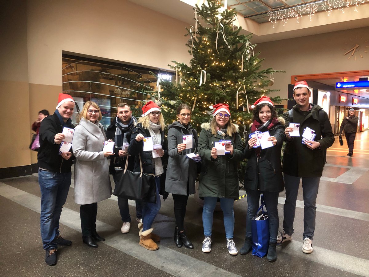 Hier, coiffés de bonnets de Père Noël, nos membres ont distribué des petits cœurs en chocolats pour l’adoption de la modification de la norme pénale antiraciste, qui sera soumise au vote le 9 février 2020. Plus d'informations ici: jungfreisinnige.ch/fr/combattre-l…