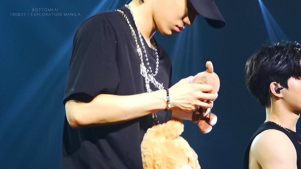 lesyeuxdebears's tweet photo. he looks good when wearing this bear stuff did you have a heart? to see all the items were replaced with new ones even tho its only temporarily 🥺 team bear forever.
but if jongin want to change his character i agree wit dat👌
#kaidentity https://t.co/kPM0zKxuDf