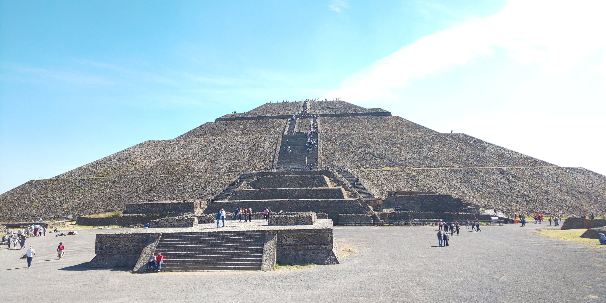 愛媛のみかん 四国産安藤菌100 そして 太陽のピラミッド ここを登るには 手前に急で細い下りの階段が待ち受けてました メキシコ テオティワカン 世界遺産 太陽のピラミッド