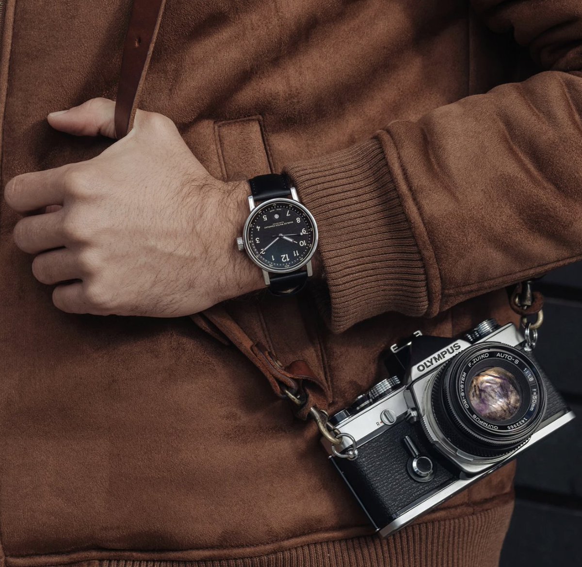 The Haskell Black Edition is the perfect companion - whether it's a black tie event, a day out in the mountains or a client meeting. Versatile, unobtrusive yet very special indeed.
.
marloewatchcompany.com/collections/ha…?
.
#swissmade #britishdesign #watchcollector #watchfan #horology