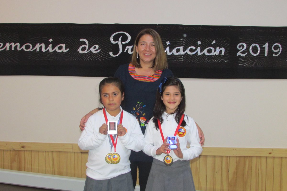 futa_escuela's tweet photo. Este miércoles 18 de diciembre se efectuó en nuestro auditorio escolar la ceremonia de premiación de nuestros/as estudiantes destacados/as, correspondientes a Pre Kinder, Primero y Segundo Año Básico.
¡Felicitamos a cada estudiante por el logro obtenido! ¡Muy bien! @Mineduc https://t.co/frPbgxuWt1