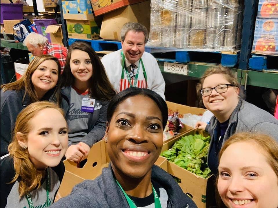 ConwayRegional's tweet photo. Our HR team had a wonderful time preparing food boxes with the Soul Food Cafe Mission! At #ConwayRegional, we're proud to offer employees "Volunteer Time Off" to support the organizations they're passionate about. It's our honor to serve this great community! #OneTeamOnePromise https://t.co/eC6eRuBXyx