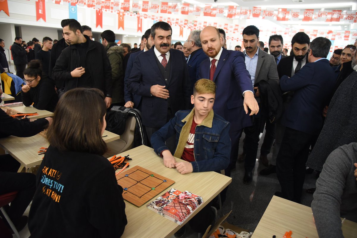 etnospor's tweet photo. Söyleşinin ardından DEK başkanı N. Bilal Erdoğan katılımcılarla birlikte ok atıp, mangala, mas güreşi, kuşak güreşi ve çeşitli geleneksel oyunları deneyimledi.

#Etnospor #GelenekselSporlarveOyunlar https://t.co/vy17H2W4CE