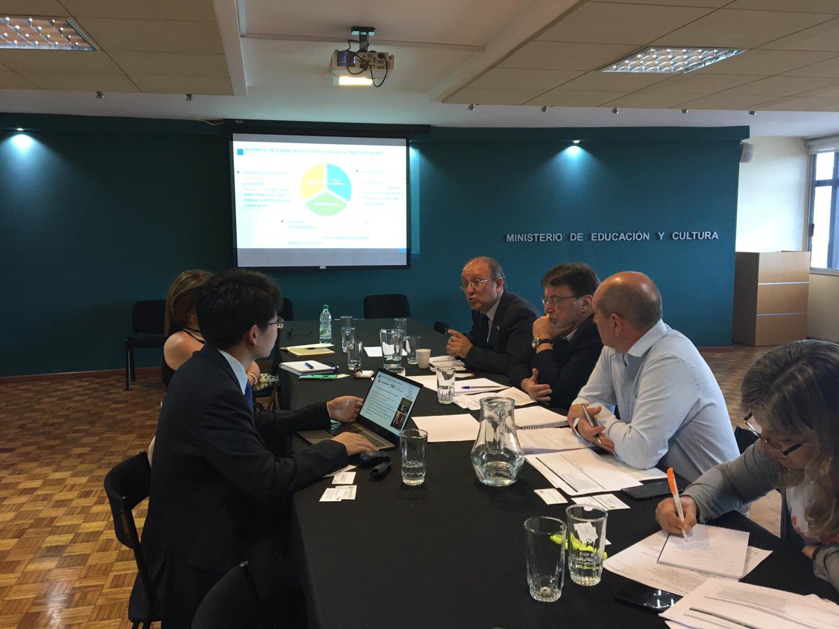 INIA_UY's tweet image. Reunión en @MEC_Uruguay de referentes técnicos de la cooperación en C&amp;amp;T entre China y Uruguay con presencia del Sr. Hao Zhu, director de Cooperación de la Plataforma China-LAC del Ministerio de Ciencia y Tecnología chino, y representantes de @INIA_UY, @Udelaruy y @MGAPUruguay