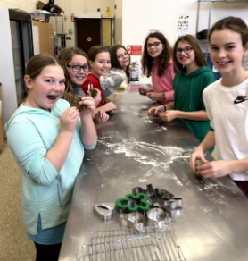 Planete6N's tweet photo. Nous avons fait des biscuits au pain d'épice et c'était tellement amusant! Nous avions des décorations, du glaçage et des bonbons.
# 6N # Travail d'équipe # délicieux
@HPEschools @PECI_News 
Notre site:
https://t.co/zGk6ODlSnX https://t.co/JwFwBIEltg
