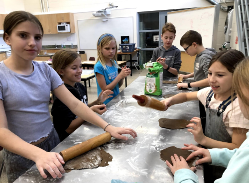Planete6N's tweet photo. Nous avons fait des biscuits au pain d'épice et c'était tellement amusant! Nous avions des décorations, du glaçage et des bonbons.
# 6N # Travail d'équipe # délicieux
@HPEschools @PECI_News 
Notre site:
https://t.co/zGk6ODlSnX https://t.co/JwFwBIEltg