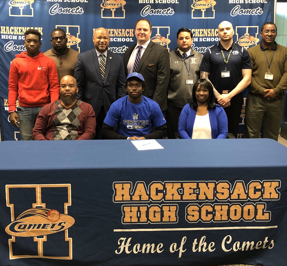 HackensackAthl1's tweet photo. Congratulations @RobinsonTymere on signing your NIL to continue your education &amp; play football @Hampton_FB. We wish you nothing but success &amp; we know @HUAthletics1868 will be proud to have you represent them as it has been an honor to have you here at Hackensack!! #cometpride https://t.co/z5DAGbbjvg