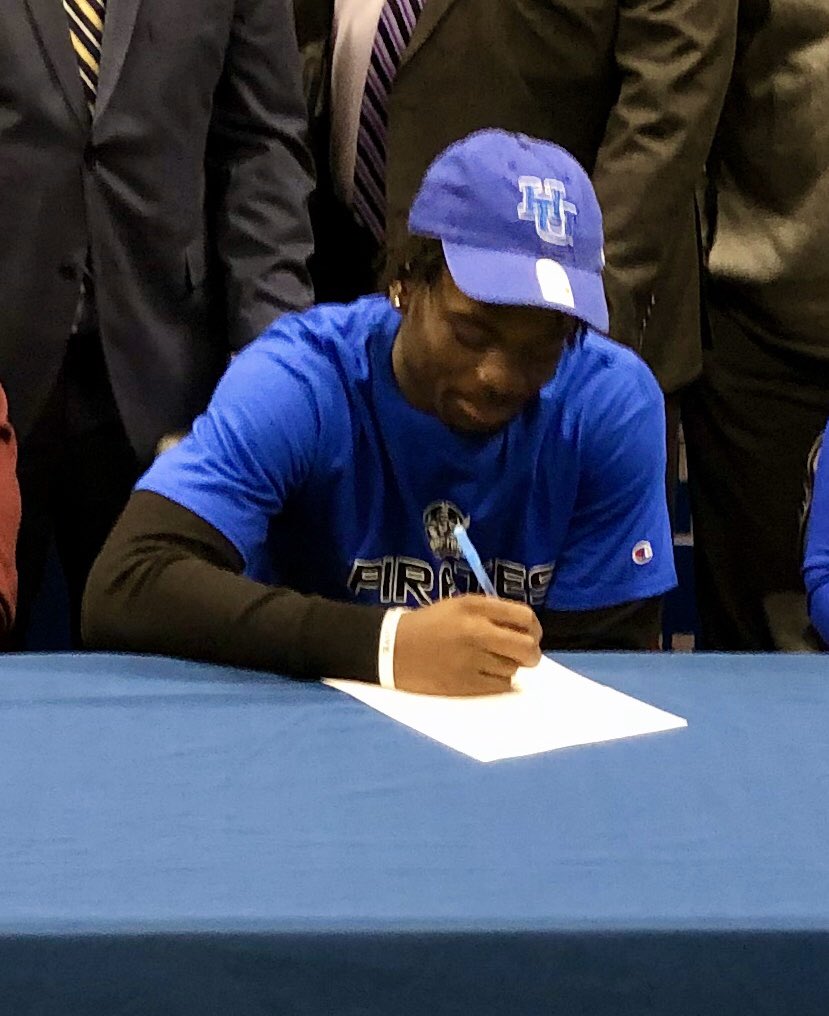 HackensackAthl1's tweet photo. Congratulations @RobinsonTymere on signing your NIL to continue your education &amp; play football @Hampton_FB. We wish you nothing but success &amp; we know @HUAthletics1868 will be proud to have you represent them as it has been an honor to have you here at Hackensack!! #cometpride https://t.co/z5DAGbbjvg