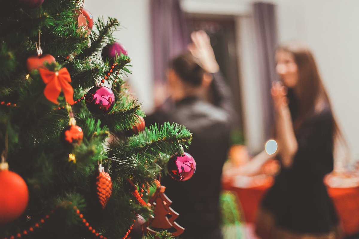 TheHearingLoss's tweet photo. #talktips for the hard of hearing:
-Sit at a strategic spot at the dinner table. Try to scope out a spot away from the noise
-Invite a friend or relative to a quieter room or for a walk outside
-Ask in advance to lower the volume of the background music
#holidaytips #partyseason https://t.co/PcNUbRyrRT