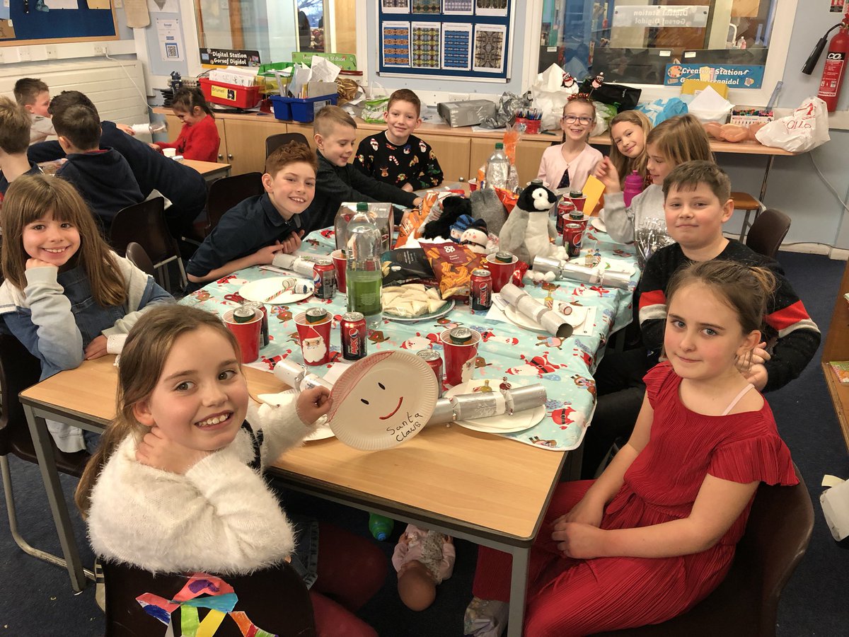 Hendrefoilan's tweet photo. Enjoying the Christmas party in Year 4. #hdfpy4 #hdfpfun https://t.co/3Ll1QA9abT
