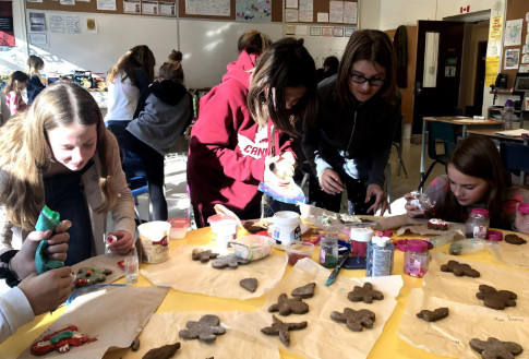 Planete6N's tweet photo. We made gingerbread cookies and it was so fun! We had decorations, icing and candy.
# 6N # Teamwork # delicious
@HPEschools @PECI_News
 Our site:
https://t.co/zGk6ODlSnX https://t.co/qjRDW1cQn2