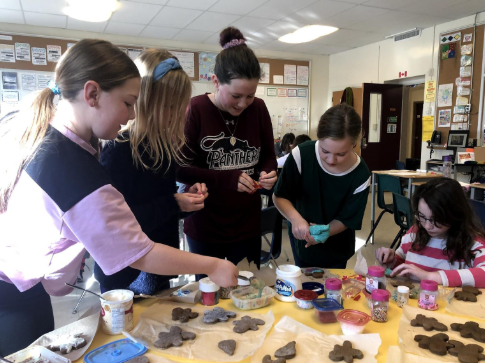 Planete6N's tweet photo. We made gingerbread cookies and it was so fun! We had decorations, icing and candy.
# 6N # Teamwork # delicious
@HPEschools @PECI_News
 Our site:
https://t.co/zGk6ODlSnX https://t.co/qjRDW1cQn2