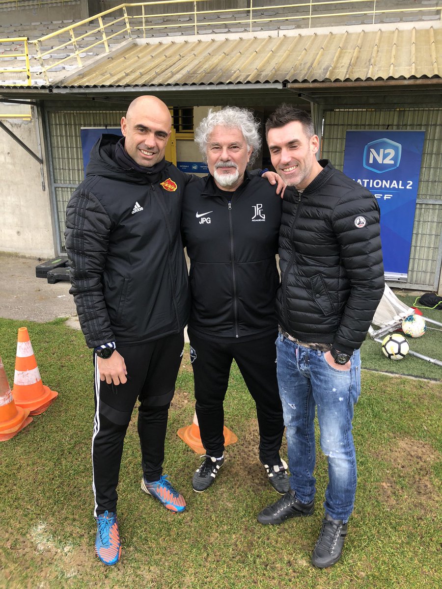 jpgacademie's tweet photo. Merci @Reveillere_Off pour le beau cadeau offert à nos gardiens en ayant fait venir le patron MR Joël Bats ! Un moment incroyable pour mes gardiens et pour moi-même 😉 @ol @CoupetCoupet #jobats #poulet #momentmagic https://t.co/bv7vrYM6EF