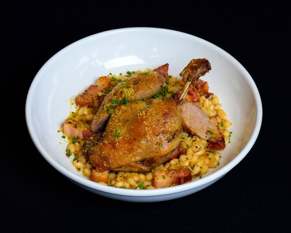 apronyvr's tweet photo. Our Classic Duck Confit features cannellini beans, sausage and bacon lardons 🤤 https://t.co/gKjc04OHPB