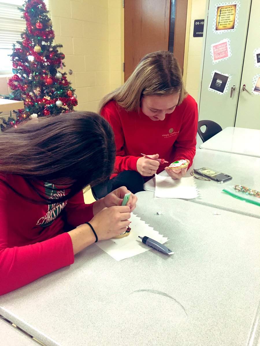 MedicalNSBHS's tweet photo. A little cookie decorating on the last day before winter break 🤗 Happy Holidays from the Medical Academy! #endofadecade #seeyounextyear https://t.co/5qvWeweSJW