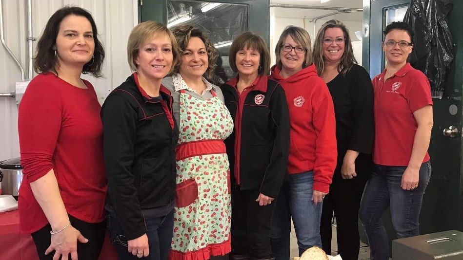 ferron_grant's tweet photo. Why I ❤️My Job @KinCanada- Coast to coast our members give of themselves in so many ways and always with a😊- Like the Dryden Kinettes who served lunch at Calberry’s Craft Market to raise funds for causes near and dear in their community.
#ProudToBeKin #GiveBackHaveFun #KinCanada https://t.co/ciRIePQQgD
