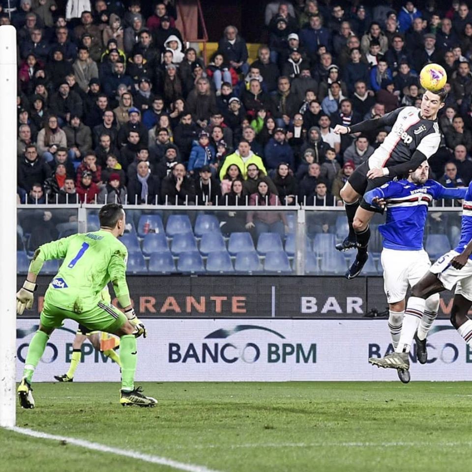 InvictosSomos's tweet photo. Está a 2 meses de cumplir 35 años y así fue el salto de Cristiano Ronaldo para marcarle a la Sampdoria. AIR CR7. https://t.co/2669J1r2wY