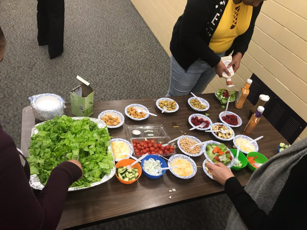 GreecePhoenix's tweet image. The students grew lettuce so naturally we made a salad bar! It was so delicious! Great job guys! #phoenixproud #phoenixgarden #theymadeitthemselves @GreeceCentral