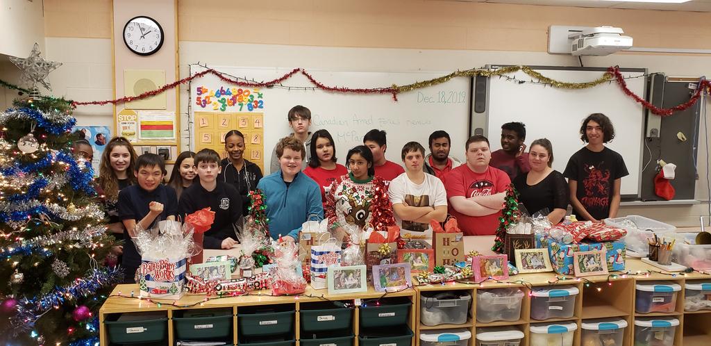 Grace94921658's tweet photo. Merry Chridtmas from our class to you all!!! #sbatoday #christmasinclass https://t.co/EZ4s0EelTW