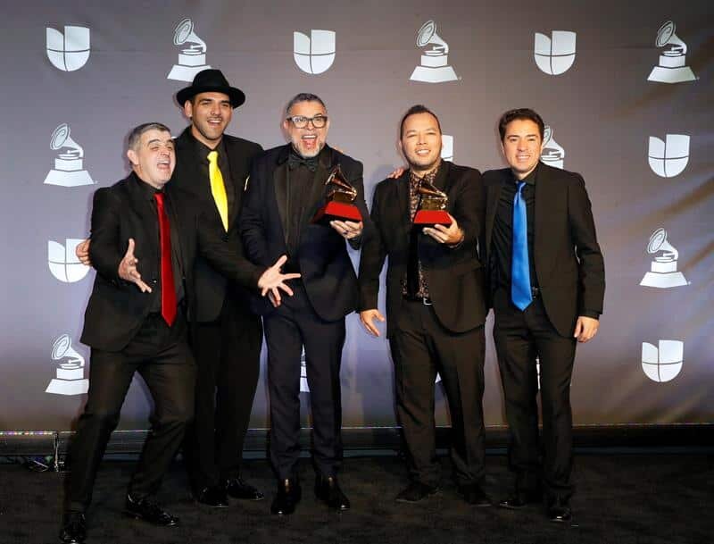 ElNacionalWeb's tweet photo. .@c4trio se alzó con dos galardones en el Grammy Latino por su disco Tiempo al tiempo, que grabaron con  @LuisEnrique. Uno como Mejor Álbum Folklórico y otro para Rodner Padilla, bajista de la agrupación, por los arreglos de “Sirena” https://t.co/zBE3rpTedx https://t.co/HOb3jk56LB