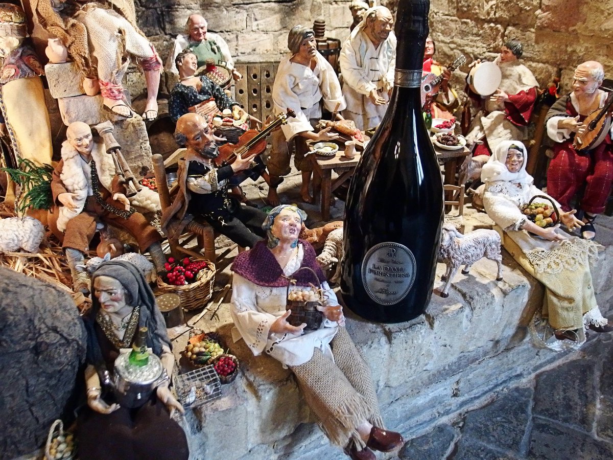 dArapriSpumanti's tweet photo. natale in casa #daraprì #bollicine di #puglia #metodoclassico #enjoydarapri #ladamaforestiera #christmasgifts https://t.co/SdYKwMz8m6