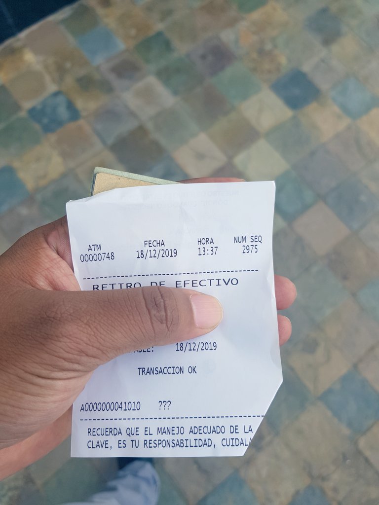 ssalvatierra's tweet photo. Hoy iba a retirar dinero en un cajero del skybuilding  y el cajero Automático  tenia una transacción hecha y me entregó el dinero. 
Si el mensaje llega al afectado le entregó lo que retiró. @BaninterEc https://t.co/dI5pmzt2cq