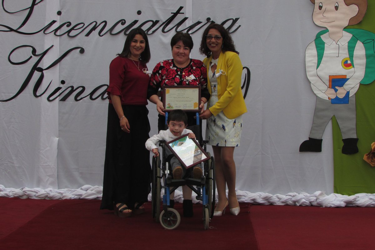 futa_escuela's tweet photo. Este martes 17 de diciembre se efectuó la ceremonia de transición de nuestro Kinder. La actividad se realizó en el Gimnasio Municipal y contó con la asistencia de autoridades, funcionarios y público en general. 
¡Felicitaciones! @Mineduc https://t.co/x2GJ3zPwJ2