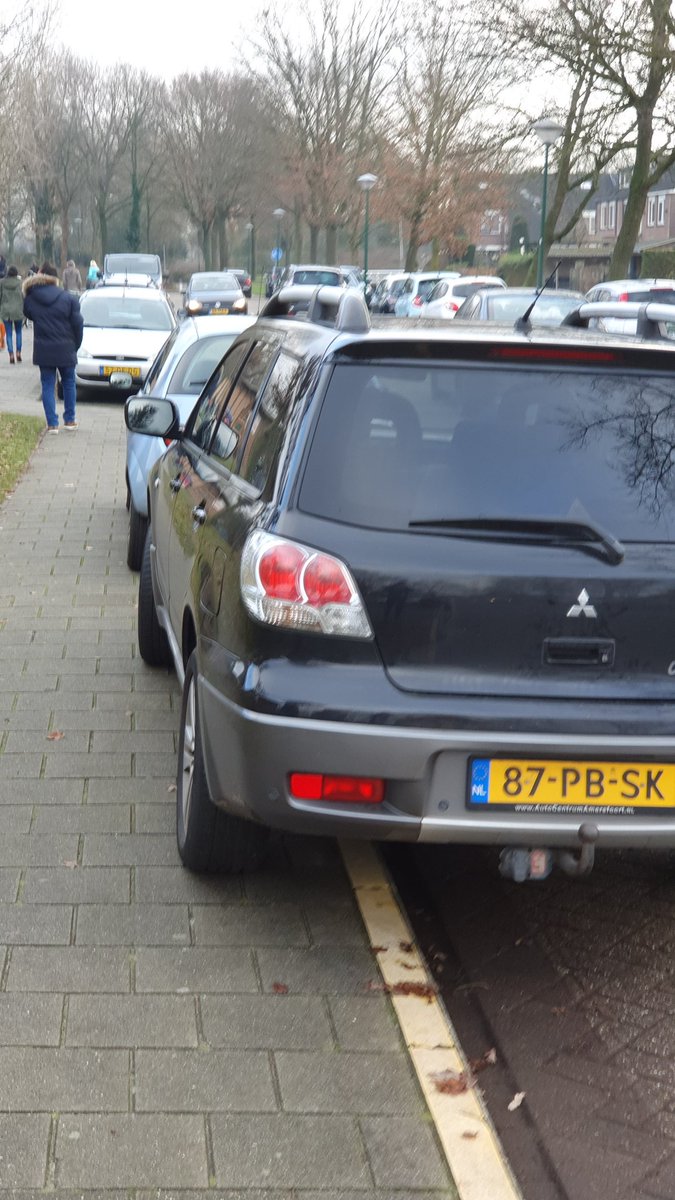rob_welling's tweet photo. @PolBunschoten Bij basisschool Kruisrak negeren ouders veelvuldig gele stoeprand. Realiseren zich niet het gevaar voor kinderen die op de fiets komen en soms gemangeld worden tussen de auto's https://t.co/w5ufZrVUL7