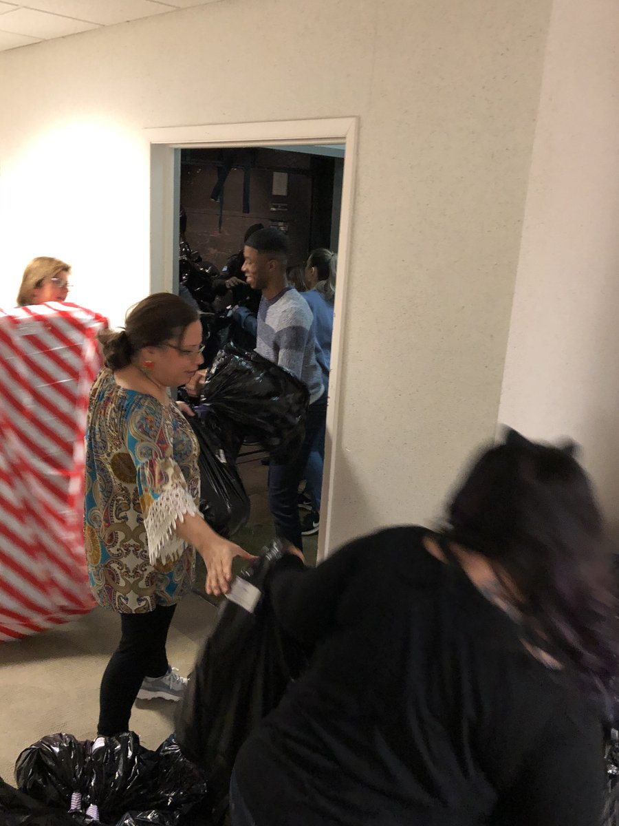 KAAIllinois's tweet photo. They are off! π Thx @UPS for again being Santas π
for our kids in Chicago, delivering gifts so they get them in time for Christmas! Grateful for their commitment to building better lives for our kids. #ABetterLife #2019HolidayGiftDrive #HGD19 #Generosity #CSGratitude https://t.co/pPDE7UiNC1