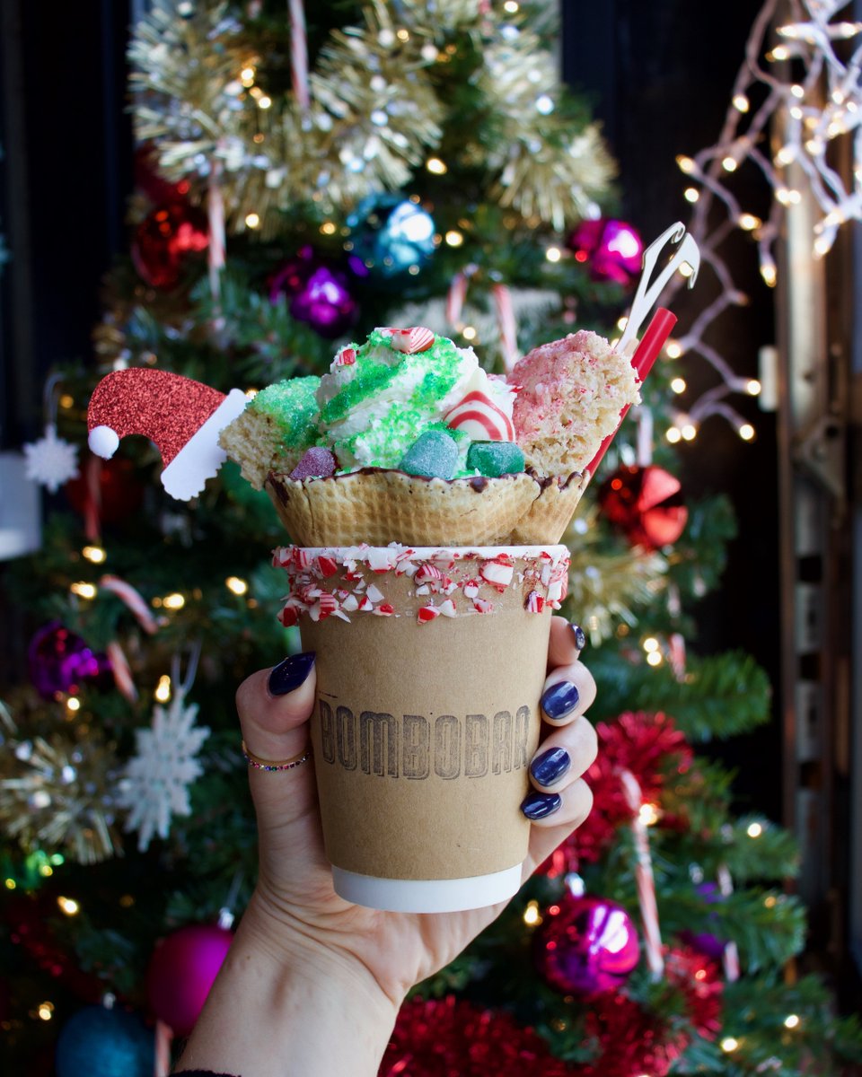 BomboBar's tweet image. Whoever said less is more obviously never had our Hotter Chocolates!🎄🎅🏻✨ #ShowUsYourBombos #HotterChocolates #Chicago #ViralDessert #HotChocolate bit.ly/2Eyq8gg via @ChicagoParent