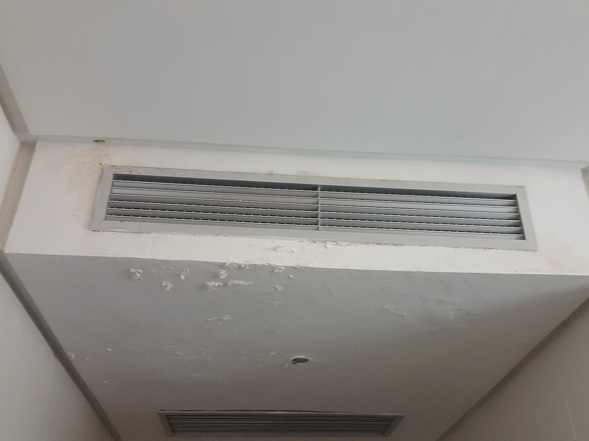 mata_olga's tweet photo. @HManacor . Quiero agradecer el trato del personal pero hago una sugerencia. Estamos en la habitacion 226 y la salida del aire esta en estas condiciones lamentables. No creo que sea bueno respirar esto. https://t.co/l0EPv9caeA