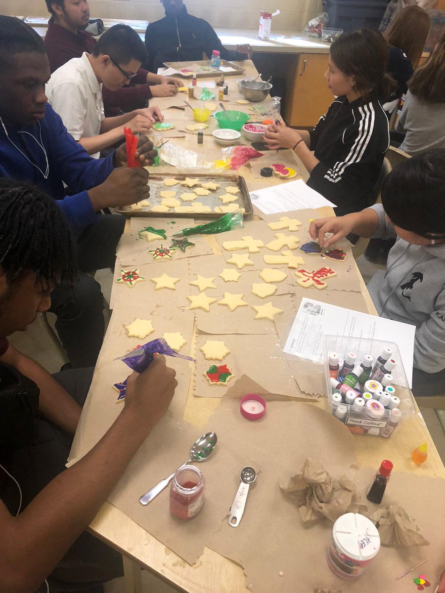 romeroraiders's tweet image. Ms. Borean&apos;s Food &amp;amp; Nutrition Class got into the Festive Spirit with a Christmas Cookie Challenge!
Yum! 🎄🎅🍭⛄❄️😋

#BakersAtHeart
#ChristmasSpirit
#CookieChallenge