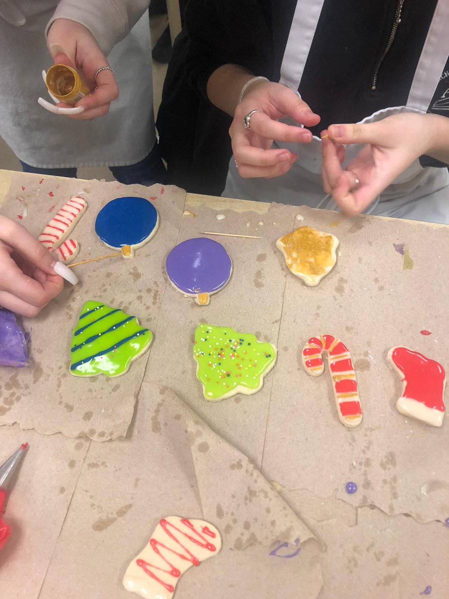 romeroraiders's tweet image. Ms. Borean&apos;s Food &amp;amp; Nutrition Class got into the Festive Spirit with a Christmas Cookie Challenge!
Yum! 🎄🎅🍭⛄❄️😋

#BakersAtHeart
#ChristmasSpirit
#CookieChallenge