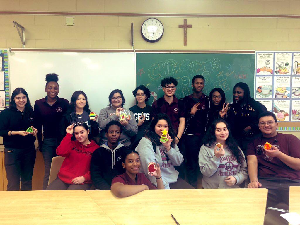 romeroraiders's tweet image. Ms. Borean&apos;s Food &amp;amp; Nutrition Class got into the Festive Spirit with a Christmas Cookie Challenge!
Yum! 🎄🎅🍭⛄❄️😋

#BakersAtHeart
#ChristmasSpirit
#CookieChallenge