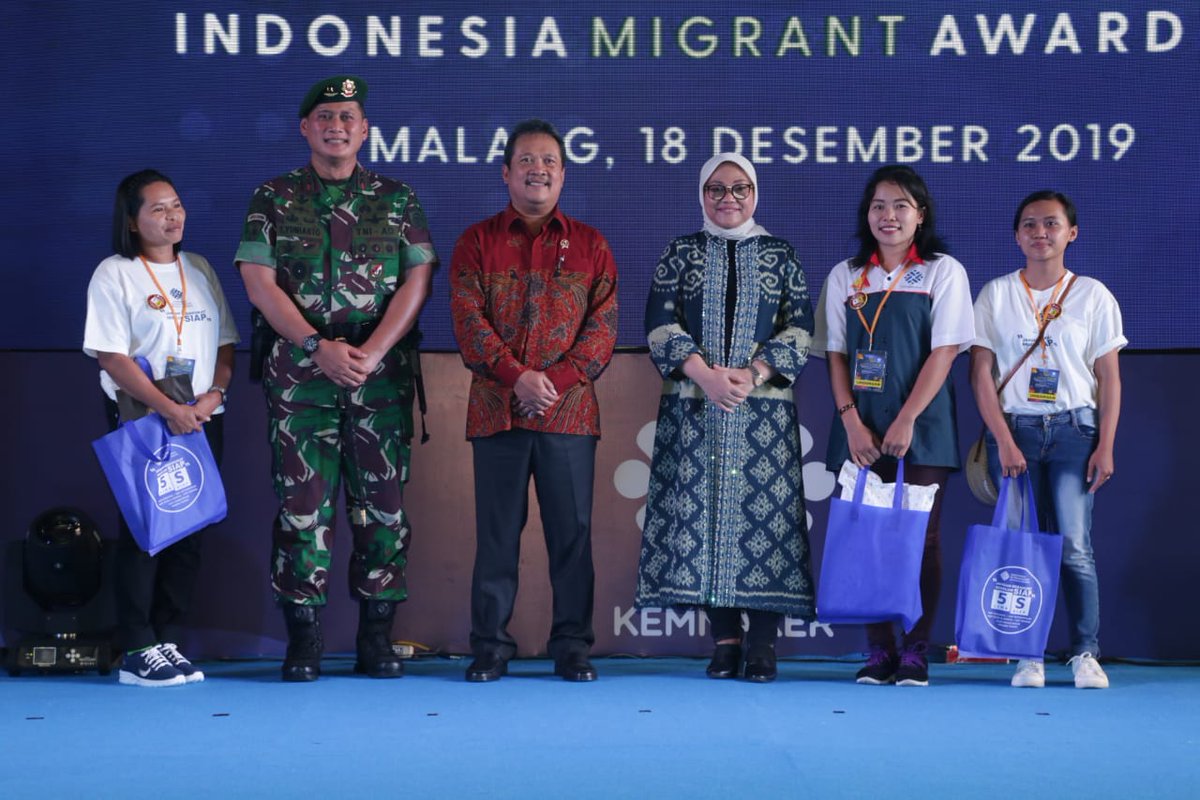 Ida Fauziyah Ø¹ÙÙ ØªÙÙØªØ±: "Saya sangat yakin pekerja migran Indonesia dapat menjadi  Duta Bela Negara dan Duta Wisata Indonesia. Pemerintah berkomitmen untuk  memberikan pelayanan terbaik bagi pekerja migran Indonesia. Wahai para PMI,