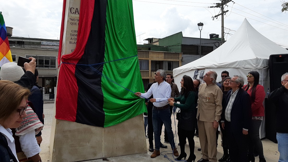 alcaldiaduitama's tweet photo. En la celebración del Día de la Identidad Duitamense se llevó a cabo la develación de la escultura en homenaje al Cacique Tundama. El Alcalde, #Duitama, destacó la lucha y resistencia de este guerrero indígena muerto un  15 dic de 1539 en el proceso de invasión español. https://t.co/3UKrfCGRnb