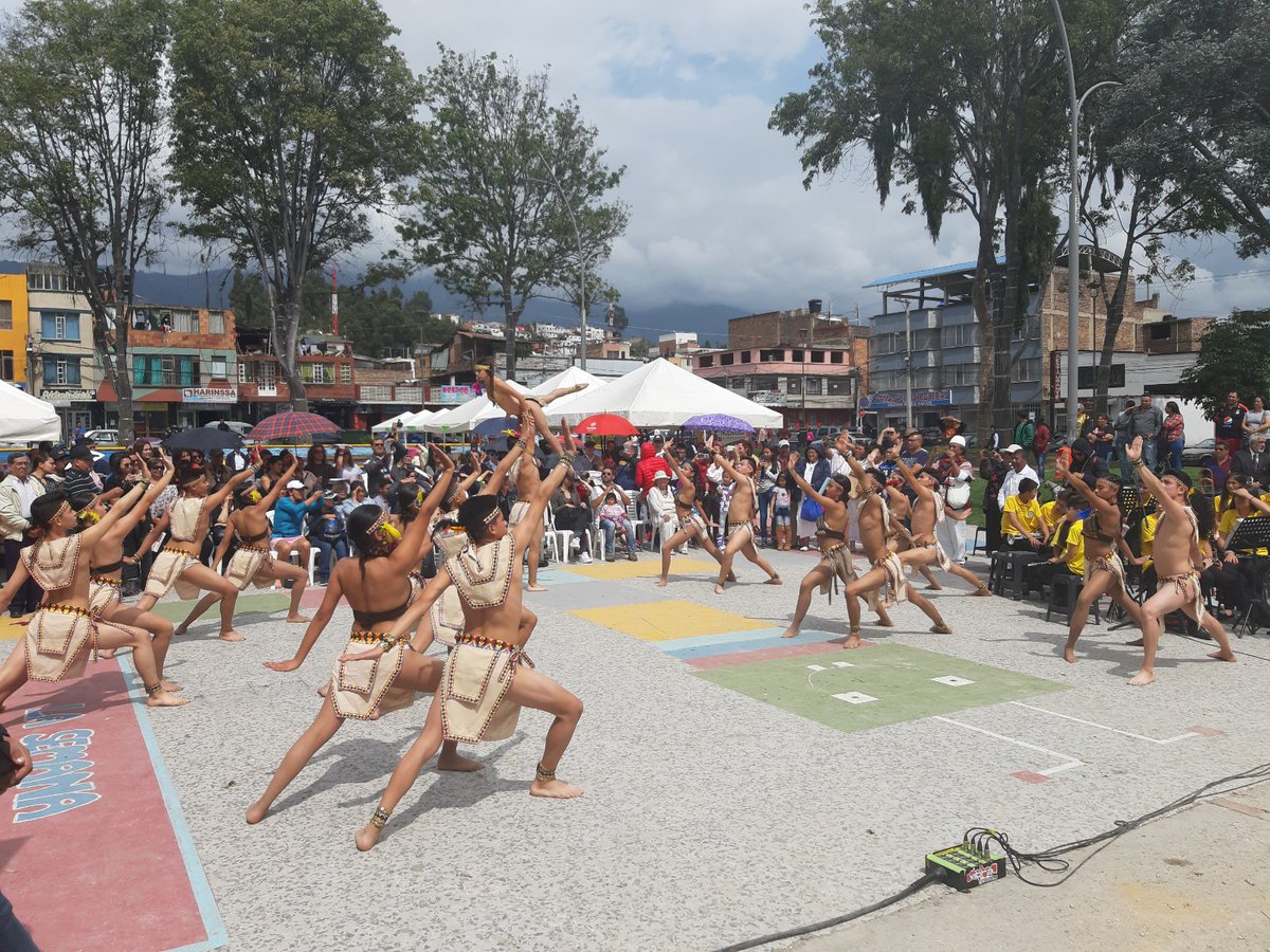 alcaldiaduitama's tweet photo. En la celebración del Día de la Identidad Duitamense se llevó a cabo la develación de la escultura en homenaje al Cacique Tundama. El Alcalde, #Duitama, destacó la lucha y resistencia de este guerrero indígena muerto un  15 dic de 1539 en el proceso de invasión español. https://t.co/3UKrfCGRnb