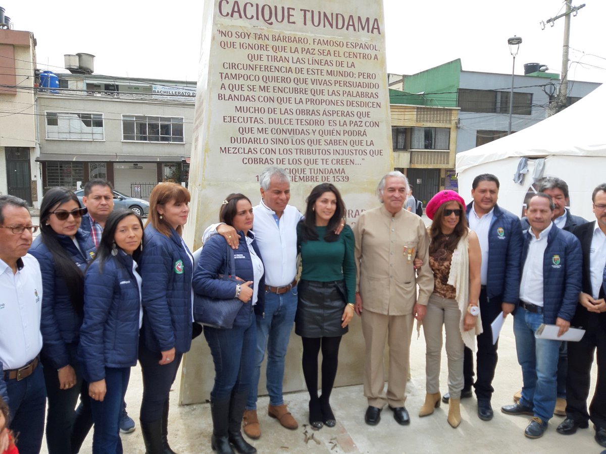 alcaldiaduitama's tweet photo. En la celebración del Día de la Identidad Duitamense se llevó a cabo la develación de la escultura en homenaje al Cacique Tundama. El Alcalde, #Duitama, destacó la lucha y resistencia de este guerrero indígena muerto un  15 dic de 1539 en el proceso de invasión español. https://t.co/3UKrfCGRnb