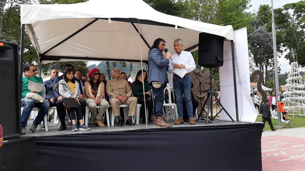 alcaldiaduitama's tweet photo. En la celebración del Día de la Identidad Duitamense se llevó a cabo la develación de la escultura en homenaje al Cacique Tundama. El Alcalde, #Duitama, destacó la lucha y resistencia de este guerrero indígena muerto un  15 dic de 1539 en el proceso de invasión español. https://t.co/3UKrfCGRnb